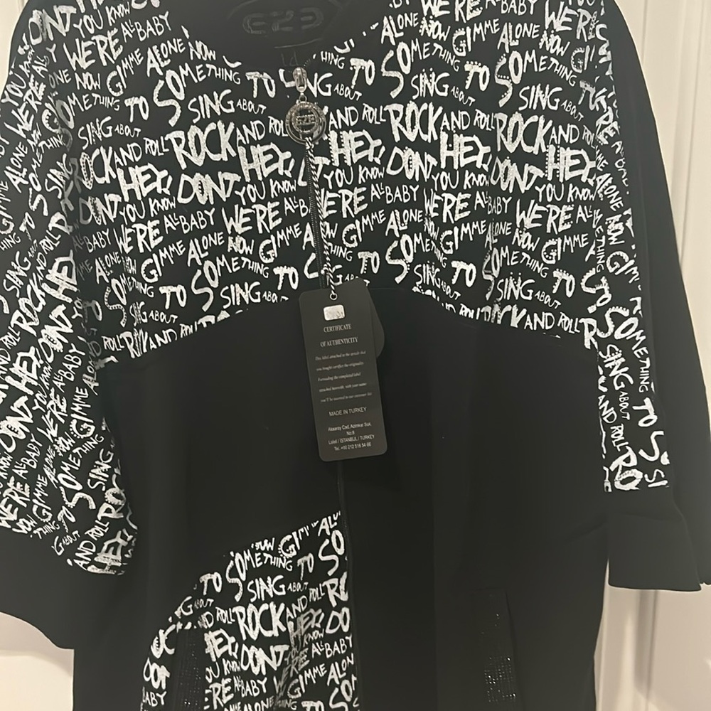 Black and silver size 44 comes with the tags